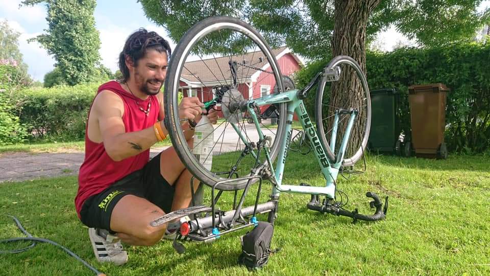 Biagini pulisce la bici