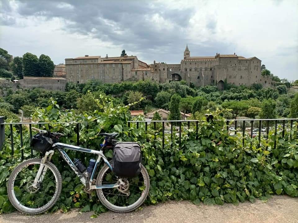 Polisportiva Hitachi - bicicletta davanti al borgo