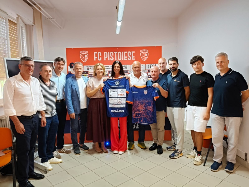 Pistoiese, una maglia pre-match che porta la città addosso