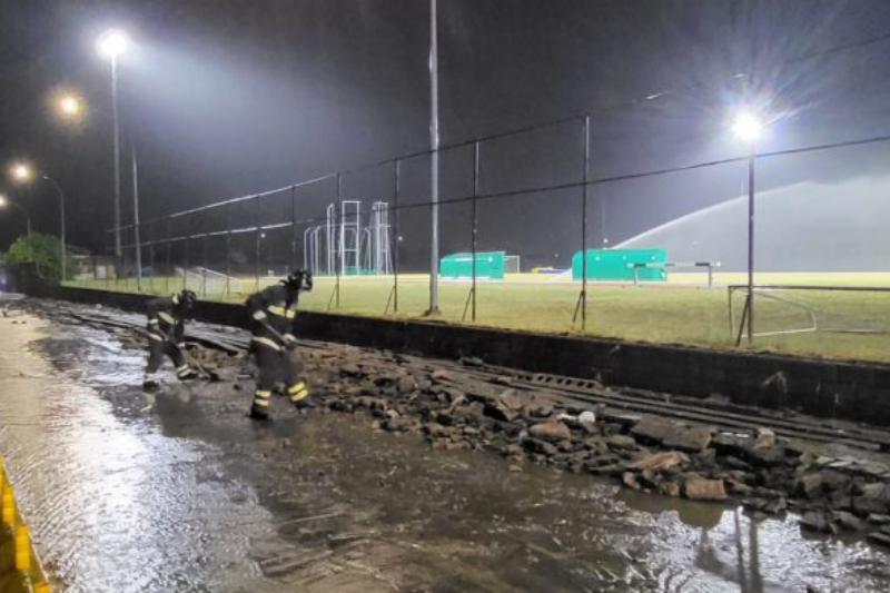 Crolla il muro dello Stadio dei Fiori di Pescia a causa del forte vento